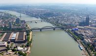 Der Rhein von oben – Köln liegt bei Rheinkilometer 688. Gegründet wurde die Stadt von den Römern und entwickelte sich bald zu einer wichtigen Handelsmetropole. Wahrzeichen ist der alles überragende Dom.
