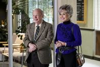 Young Sheldon – Dr. Sturgis (Wallace Shawn, l.); Meemaw (Annie Potts, r.)