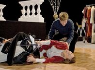 In aller Freundschaft – Während einer Probe zu ihrem neuen Stück stürzt die Schauspielerin Thea Bergheim (Judy Winter) und wird mit einer Wirbelsäulenfraktur in die Sachsenklinik eingeliefert. Theas persönlicher Assistent, Moritz Fenner (Mexim Mehmet) hat alle Hände voll zu tun, alles so zu manipulieren, dass Theas Selbstbildnis als "Star" keinen Schaden nimmt.