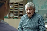 Die Verdächtige – Der Pflichtverteidiger Novak (Miroslav Hanus) stellt sich seiner Mandantin Hana (Klara Meliskova) vor und bespricht mit ihr die weiteren Abläufe.