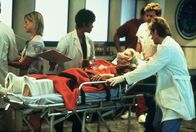 Diagnose: Mord – Amanda Bentley-Livingston (Victoria Rowell; Mitte); Dr. Jesse Travis (Charlie Schlatter, r.)