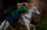 Der Herr der Ringe: Die Ringe der Macht – Galadriel (Morfydd Clark) reitet nach Lindon, um den Hohen König über Halbrands wahre Identität zu informieren.