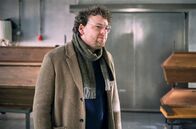 Tatort – Dr. Roters (Johannes Dullien) war wohl bei der Untersuchung eines Toten unaufmerksam, wie sich bei der Verbrennung im Krematorium zeigt …