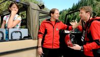 Der Bergdoktor – Hans (Heiko Ruprecht, r.) und Toni (Winfried Frey, M.) von der Bergrettung suchen gemeinsam mit Klara (Nike Fuhrmann, l.) nach Jonas, der beim Schulausflug verschunden ist.