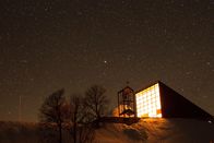 freizeit – Wir verlieren mit Lichtgeschwindigkeit die Nacht! Weltweit wird es immer heller und der Verlust der Dunkelheit hat schwerwiegende Auswirkungen auf alle Lebewesen auf diesem Planeten. Deshalb gibt es die Nachtbeschützer wie Manuel Philipp. Menschen, die sich dafür einsetzen, dass es nachts auch wirklich dunkel wird. In Deutschland gibt es bereits 4 sogenannte Dark-Sky-Gebiete. Und jetzt auch den ersten Sternenpark in den Alpen. Dort auf der Winklmoosalm haben alle gemeinsam geholfen: Wirte, DAV-Hütten und Bundeswehr. Mit dem Ergebnis, dass eine internationale Vereinigung dem Almgebiet das Zertifikat Sternenpark verliehen hat. Der Schmidt Max ist abends länger wach geblieben und hat einen Spaziergang durchs All mitgemacht.