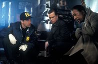 Im Netz der Spinne – Innerhalb kurzer Zeit wird Ollie McArthur (Dylan Baker, M.) und Dr. Alex Cross (Morgan Freeman, r.) klar, dass die Entführung der Schülerin mit den Serienmorden in Verbindung steht ...