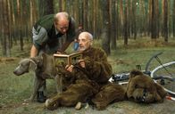 Löwenzahn Classics – Nach einem Fahrradsturz im Bärstädter Wald entpuppt sich Peter Lustigs Helfer (Marco Bahr, l.) als der Revierförster des Waldes. Peter (Peter Lustig, r.) ist unterwegs zu einer Märchen-Party mitten im Wald. Aber der eintönige Fichtenwald entspricht nicht ganz Peters Vorstellung von einem Märchenwald.