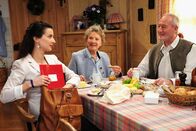 Sturm der Liebe – ARD STURM DER LIEBE FOLGE 1523 Uhr im ERSTEN. Elena (Lili Gesler, l.) berichtet den Sonnbichlers (Antje Hagen, M. und Sepp Schauer, r.) stolz vom Unterricht und den netten Lehrern.