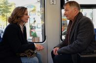 In aller Freundschaft – Roland Heilmann (Thomas Rühmann) versteht das Verhalten seiner unbekannten Straßenbahn-Bekanntschaft (Julia Jäger) als Flirten und ... es gefällt ihm.