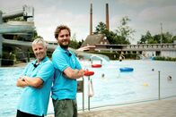 7 Tage ... – 7 Tage... unter Bademeistern Reporter Thomas Lickes (rechts) lernt vom ehrfahrenen Bademeister Uwe Lämmel. Copyright: SRF/NDR