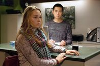Rentnercops – ARD PROGRAMMDIREKTION, RENTNERCOPS, neue Vorabendserie (8 Folgen), Folge 4 "Das Würfelspiel"50 Uhr im Ersten. Kira (Maria Bendig, l.) kommt zum Verhör auf die Wache und trifft Hui Ko (Aaron Le). Sie ist sicher, dass die Jungs keine Drogen genommen haben.