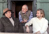 Sturm der Liebe – ARD STURM DER LIEBE FOLGE 1303 Uhr im ERSTEN. Die drei Männer André (Joachim Lätsch, l.), Alfons (Sepp Schauer, M.) und Michael (Erich Altenkopf, r.) genießen ihren Männerkurztrip - bis Alfons mit dem Wunsch kommt, den Romeo spielen zu wollen.