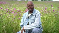 Yared kommt rum – Vom Mohn im Ort werden Honig und Eis produziert.