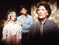 Ein Engel auf Erden – Julian (Jeff Kober, M.) erklärt seiner Mutter (Ann Duran, r.), dass er sie verlassen will, um sich mit Rachel (Annabelle Price, l.) ein eigenes Leben aufzubauen.