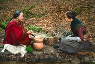 Outlander - Die Highland-Saga – Adawehi (Tantoo Cardinal, l.), Claire Randall (Caitriona Balfe)