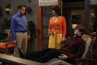 Two and a Half Men – Alan (Jon Cryer, l.) und Rose (Melanie Lynskey, r.)
