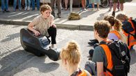 neoriginal: Aufgestaut – Auch Cellistin Ava (Nadja Sabersky, l.) landet auf dem Weg zum Vorspiel im Stau und gerät in eine Zwickmühle: Eigentlich unterstützt sie das Anliegen der Protestierenden, aber hier geht es um ihre Zukunft!