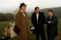 Kommissar Rex – (v.li.) Gerhard Zemann (Dr. Leo Graf), Gedeon Burkhard (Alexander Brandtner), Heinz Weixelbraun (Christian Böck).