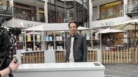 Die Tricks... – Jo Hiller vor Diätprodukten bei einer Umfrage im Stadtzentrum Schenefeld.