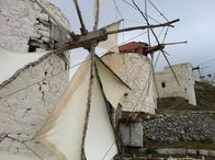 Griechenland - Von Insel zu Insel – Im windumtosten Olympos auf Karpathos hatte früher jede Familie ihre eigene Mühle. Wassili Farmakidi betreibt hier die letzte noch intakte Windmühle.