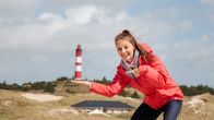 Checkerin Marina – Checkerin Marina findet heraus, wofür wir Leuchttürme benötigen. Dafür fährt sie auf die Insel Amrum.