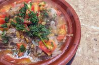 Zu Tisch ... – In der Tajine garen die Zutaten schonend in ihrem eigenen Saft.