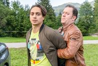 Die Chefin – Paul Böhmer (Jürgen Tonkel, r.) führt Fahrid Nuwas (Yasin Boynuince, l.) ab.