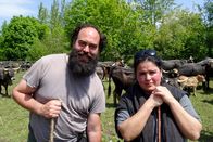 Zu Tisch ... – Lucio González und seine Frau Maria Montesino setzen auf ökologische Viehzucht: Ihre Tiere sind das ganze Jahr über im Freien und wechseln auch im Winter von einem Weidegebiet zum nächsten.