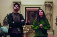 Ana und Oscar – Oscar (Francesco Carril) hat sich den Trip anders vorgestellt – er wirft Ana (Iria del Río) vor, lieber mit Freunden Zeit zu verbringen als mit ihm.