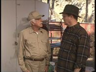 Diagnose: Mord – Als Gärtner getarnt kümmert sich Mark (Dick Van Dyke, l.) um einen auffälligen Besucher.