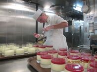 Verrückt nach Meer – Küchenpraktikantin Elisabeth in der Küche. Sie bereitet Desserts vor.