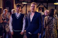 neoriginal: Like a Loser – Ernst (Diyar Ilhan, l.) und Julian (Ben Münchow, r.) müssen auf zwei Partys tanzen: Denn Maries Mutter und Julians Mutter feiern parallel ihre Geburtstage. Was soll da schon schiefgehen?
