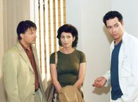 In aller Freundschaft – MDR Fernsehen IN ALLER FREUNDSCHAFT FOLGE 197, "Abhängigkeiten" Uhr. Anna Zeller (Marijam Agischewa) weiß nicht mehr, wem sie glauben soll: Hausarzt und Schwager Matthias Zeller (Klaus Schreiber) schlägt andere Heilungstherapien für ihren Sohn vor als Dr. Brentano (Thomas Koch).