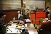 Community – Pelton (Jim Rash, M.) sieht nicht ein, dass Señor Chang (Ken Jeong, l.) wieder zurück ans College kommen darf ...