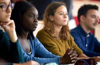 Mit der Kraft des Windes – Sanou (Tracy Gotoas, 2.v.l.) versucht auf der Pariser Schule so gut es geht mitzukommen. Der soziale und familiäre Druck macht es ihr allerdings nicht gerade leicht.