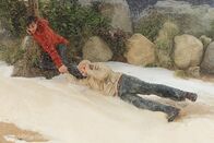 Two and a Half Men – Unterwegs zum Drugstore wird Alan (Jon Cryer, r.) beinahe von einem Sturzbach weggespült und kämpft mit Hilfe von Walden (Ashton Kutcher, l.) um sein Leben ...