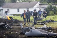 Navy CIS: New Orleans – Das Team um Pride (Scott Bakula, vorne r.) und Wade (CCH Pounder, vorne l.) muss herausfinden, ob es menschliches oder technisches Versagen war, das zum Tod eines Kampfpiloten geführt hat ...