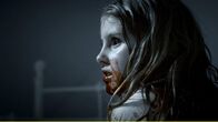 What We Become – Maj (Ella Solgaard) muss um das Leben ihrer Familie fürchten.