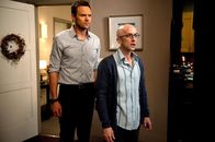 Community – Auf unangenehme Art und Weise erfährt Studienleiter Dean Pelton (Jim Rash, r.) von Jeffs (Joel McHale, l.) liebevoll geplanten Weihnachtsfeier zu der er nicht eingeladen wurde ...
