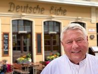 Lebenslinien – Dietmar Holzapfel vor der Deutsche Eiche.