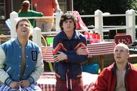 The Middle – Axl (Charlie McDermott, M.) und seine Kumpels Sean (Beau Wirick, l.) und Darrin (John Gammon, r.) hatten eigentlich auf heiße Bikini-Mädels gehofft. Doch, wie sie selber schnell feststellen müssen, ist es auf dem Grillfest etwas zu kalt für Bademode ...