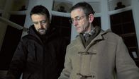 Inspector Mathias - Mord in Wales – Chief Inspector Tom Mathias (Richard Harrington, li.) lässt sich von dem Gilde-Mitarbeiter Joseph Roberts (Llion Williams) Unterlagen zeigen, die ihm Hinweise in einem Mordfall geben könnten.; hr-fernsehen INSPECTOR MATHIAS - MORD IN WALES: BLUT UND BODEN (Hinterland II), Spielfilm, Großbritannien 2013, Regie: Gareth Bryn Uhr. Chief Inspector Tom Mathias (Richard Harrington, li.) lässt sich von dem Gilde-Mitarbeiter Joseph Roberts (Llion Williams) Unterlagen zeigen, die ihm Hinweise in einem Mordfall geben könnten.