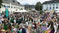 Hoagascht – Teilnehmer Radlpirsch am Marktplatz von Bad Goisern.
