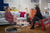 Rote Rosen – Amelie (Lara-Isabelle Rentinck, l.) reagiert schroff, als Anke (Anne Brendler, r.) unbedarft davon ausgeht, dass Amelie finanziell auf Rosen gebettet ist.