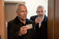Tatort – Max Ballauf (Klaus J. Behrendt, li.) und Freddy Schenk (Dietmar Bär, r.) auf Spurensuche bei Stefanie Schreiter. Auch sie steht auf Fabian Pavlous Schuldnerinnen-Liste.