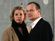 Polizeiruf 110 – Kriminalhauptkommissarin Jo Obermaier (Michaela May) und Kollege Jürgen Tauber (Edgar Selge) auf dem Weg zu ihrem neunten gemeinsamen Fall: Doch der "scharlachrote Engel" treibt beide an den Rand ihrer psychischen Kräfte.