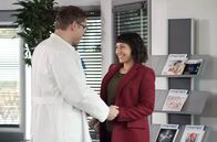 In aller Freundschaft - Die jungen Ärzte – Ameena (Mira Mazumdar, r.) kommt nach Erfurt und besucht Elias (Stefan Ruppe, l.) im Klinikum.
