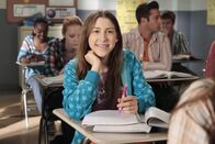 The Middle – Sue (Eden Sher) hat sich in den Kopf gesetzt, das neue Maskottchen des Footballteams zu werden und tut alles, um dieses Ziel zu erreichen. Unterdessen gerät Axl in eine schwierige Situation, als er sich plötzlich nicht mehr sicher ist, mit welchem Mädchen er eigentlich zusammen ist ...
