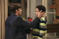 Two and a Half Men – Finden beide neue Spielkameraden: Walden (Ashton Kutcher, l.) und Louis (Edan Alexander, r.) ...