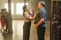 Tanze Tango mit mir – Maresa (Kara Wenham) bringt Frank (Michael A. Grimm) die richtige Tangohaltung bei.